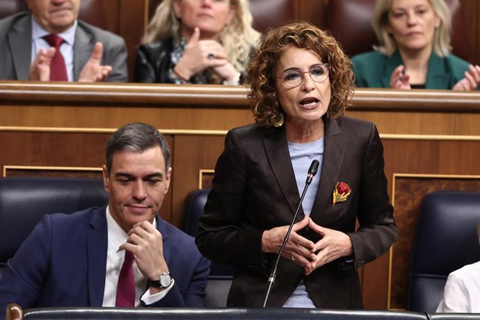 La vicepresidenta primera y ministra de Hacienda, María Jesús Montero, interviene durante una sesión de control al Gobierno, en el Congreso de los Diputados, a 19 de marzo de 2025, en Madrid (España).