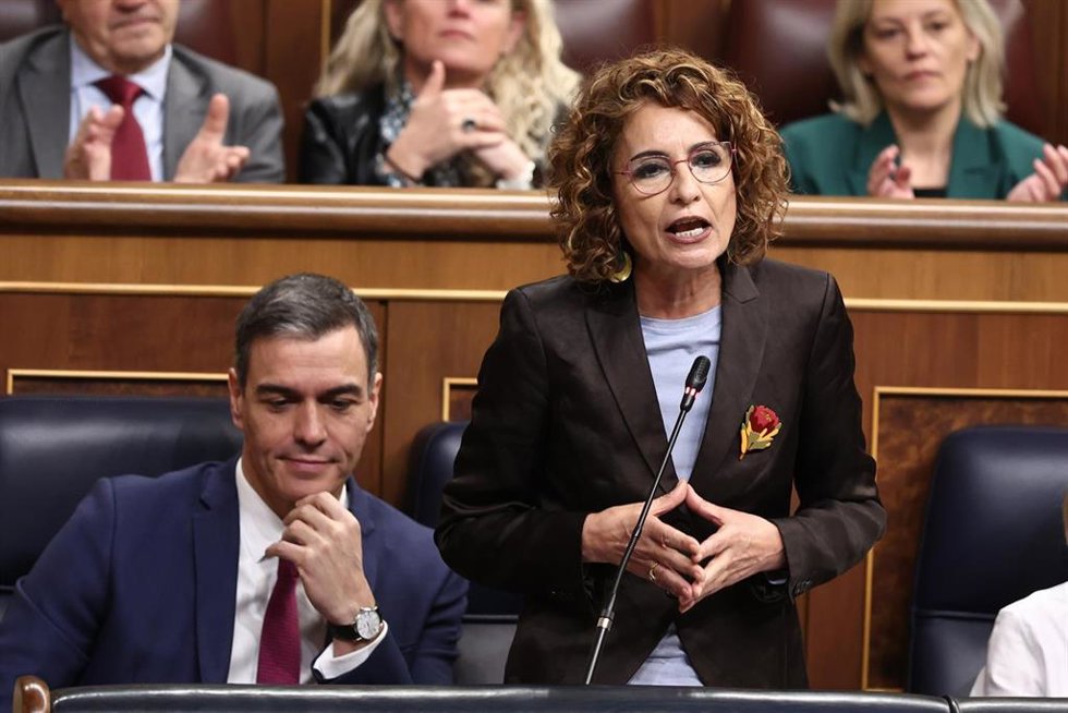 La vicepresidenta primera y ministra de Hacienda, María Jesús Montero, interviene durante una sesión de control al Gobierno, en el Congreso de los Diputados, a 19 de marzo de 2025, en Madrid (España).