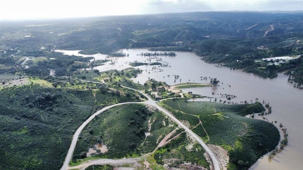 Crecida del caudal del río tras las lluvias.