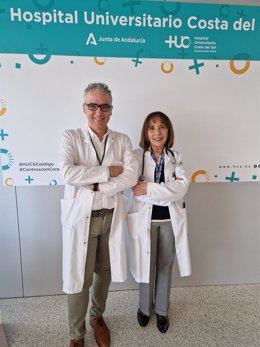 El facultativo especialista en Medicina Interna del Hospital Universitario Costa del Sol, Raúl Quirós, y la jefa de servicio de Medicina Interna del HUCS, María Dolores Martín Escalante.