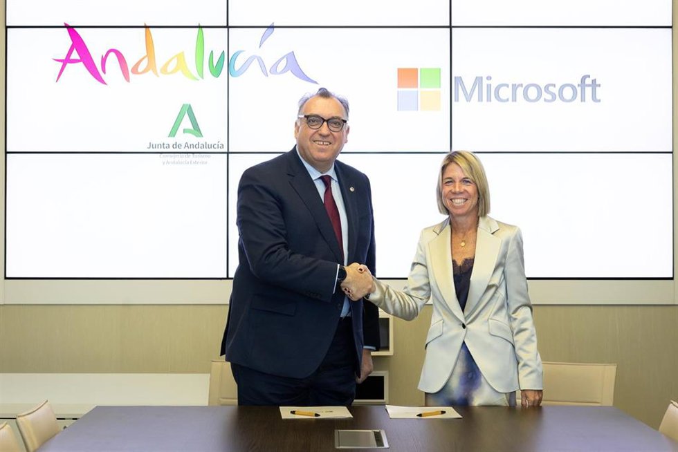 Archivo - La Consejería de Turismo y Andalucía Exterior, Microsoft y Founderz que permitirá a los trabajadores de la industria turística del destino formarse en inteligencia artificial.