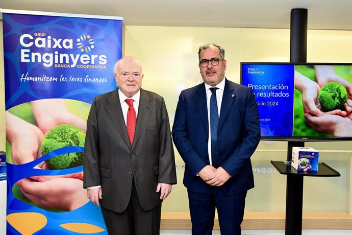 El president de Caixa Enginyers, Félix Masjuan, amb el director general de la banca cooperativa, Juanjo Llopis