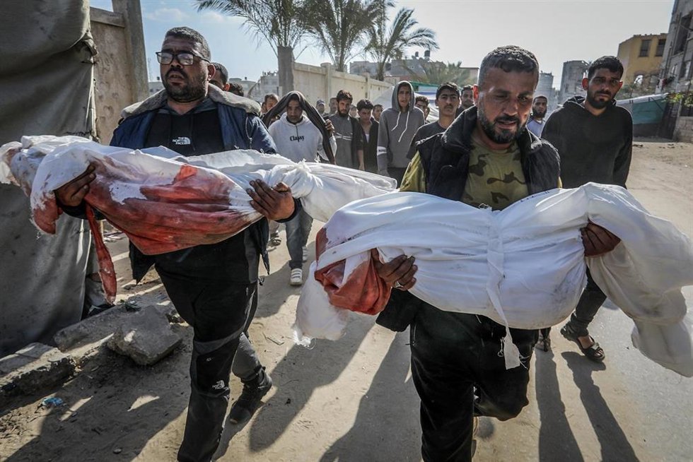 Palestinos trasladan varios cadáveres tras los bombardeos ejecutados el 18 de marzo por Israel contra Jan Yunis, en el sur de la Franja de Gaza (archivo)