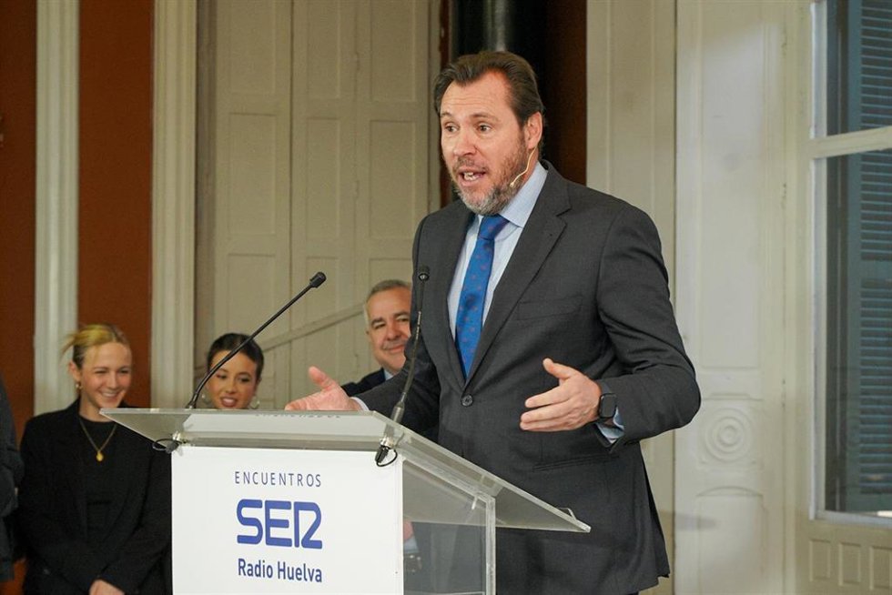 Archivo - El ministro de Transportes y Movilidad Sostenible, Óscar Puente, en su visita a Huelva.