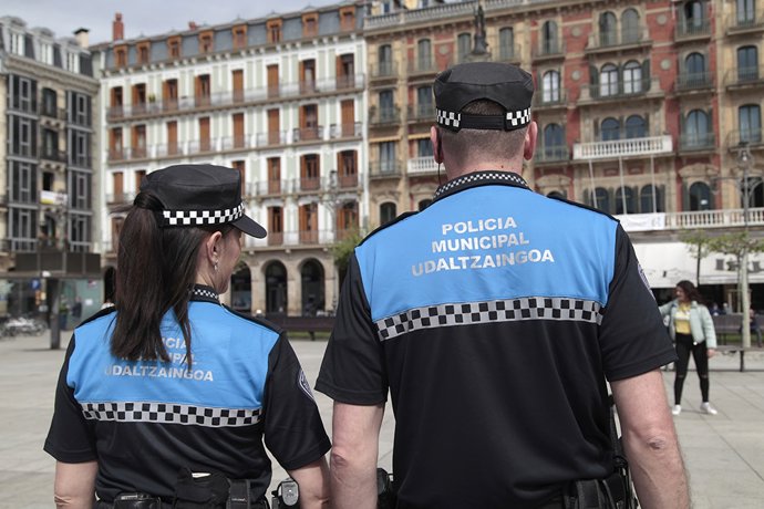 Imagen de dos agentes de Policía Municipal