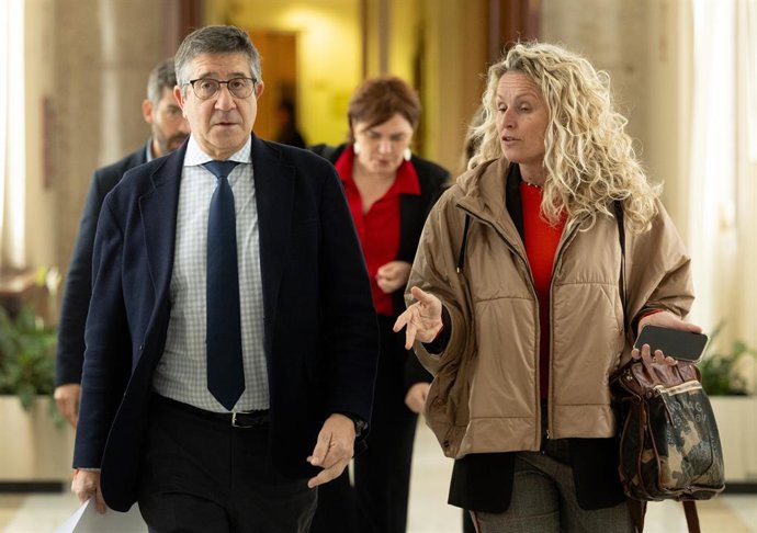 O porta-voz do PSOE no Congresso, Patxi López, em sua chegada à Reunião de Porta-vozes, no Congresso dos Deputados, em 25 de fevereiro de 2025, em Madri (Espanha).