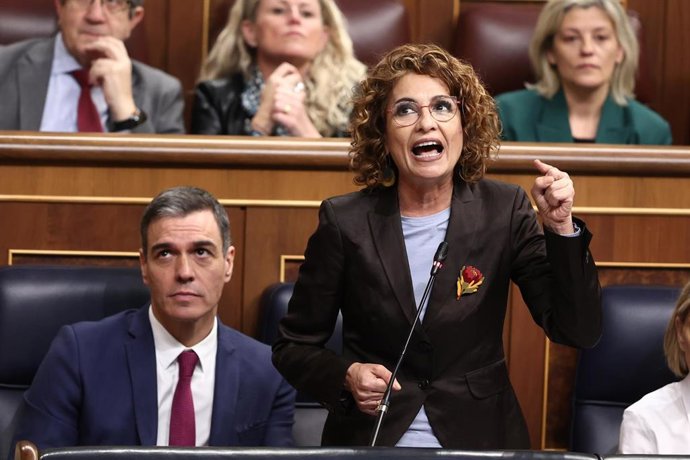 La vicepresidenta primera y ministra de Hacienda, María Jesús Montero, interviene durante una sesión de control al Gobierno, en el Congreso de los Diputados, a 19 de marzo de 2025, en Madrid (España). 