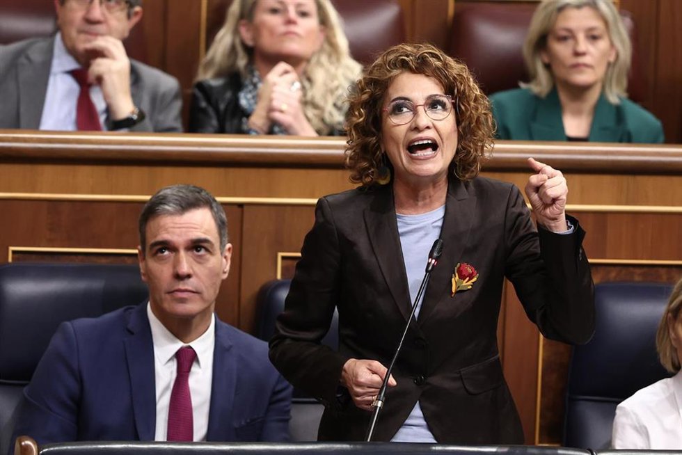 La vicepresidenta primera y ministra de Hacienda, María Jesús Montero, interviene durante una sesión de control al Gobierno, en el Congreso de los Diputados, a 19 de marzo de 2025, en Madrid (España).
