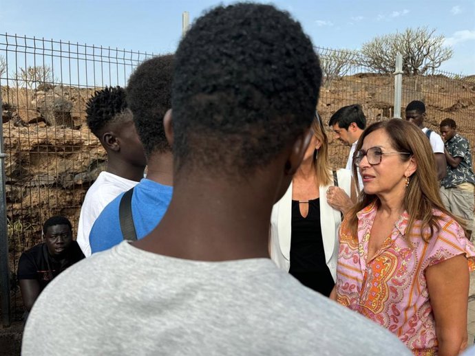 Archivo - La Diputada del Común, Dolores Padrón, en una visita a un centro de menores migrantes en Tenerife