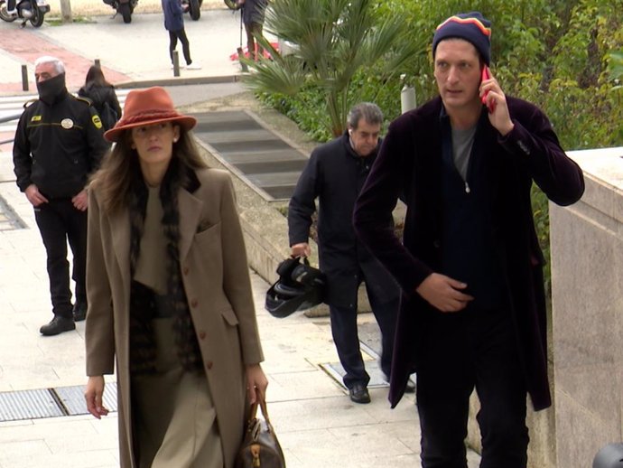 Luis Medina llega a los juzgados acompañado por su novia Clara Caruana para escuchar la sentencia por el 'caso de las mascarillas'