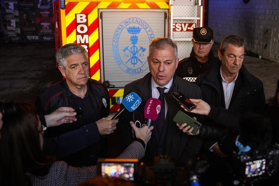 El alcalde de Sevilla, José Luis Sanz, atiende a los medios durante el cierre de la compuerta de la Vega del Rey, en el barrio de Triana, por la posible desbordamiento del Río Guadalquivir.
