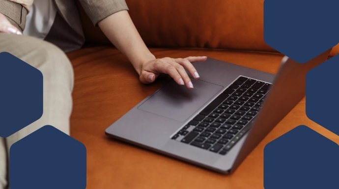 Pessoa com recursos usando um laptop