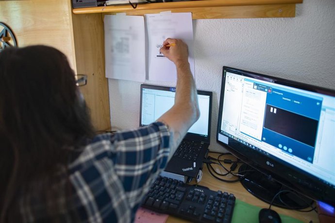 Archivo - Una persona teletrabajando desde su casa