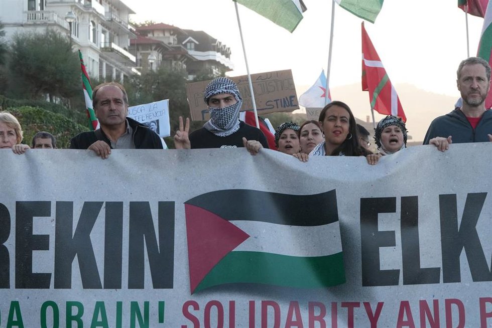 Archivo - Varias personas portando banderas durante una protesta en solidaridad con el pueblo palestino, a 21 de octubre de 2023, en San Sebastián, Guipúzcoa, País Vasco (España)