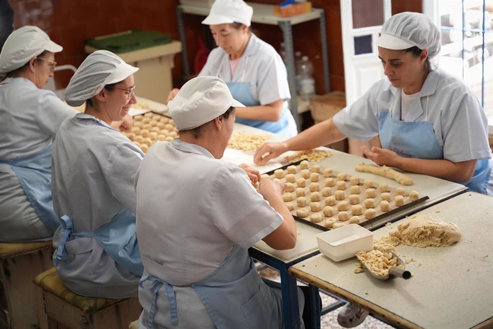 Archivo - Trabajadoras haciendo mantecados en la fábrica La Colchona, en Sevilla.
