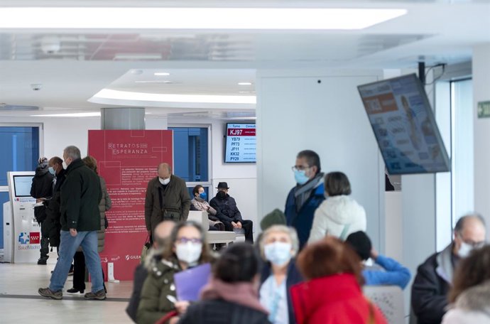 Archivo - Arquivo - Várias pessoas usando máscaras em uma enfermaria do Hospital Geral Universitário Gregorio Marañón, em 11 de janeiro de 2024, em Madri (Espanha). O Ministério da Saúde introduziu, a partir de ontem, 10 de janeiro, o uso obrigatório de m