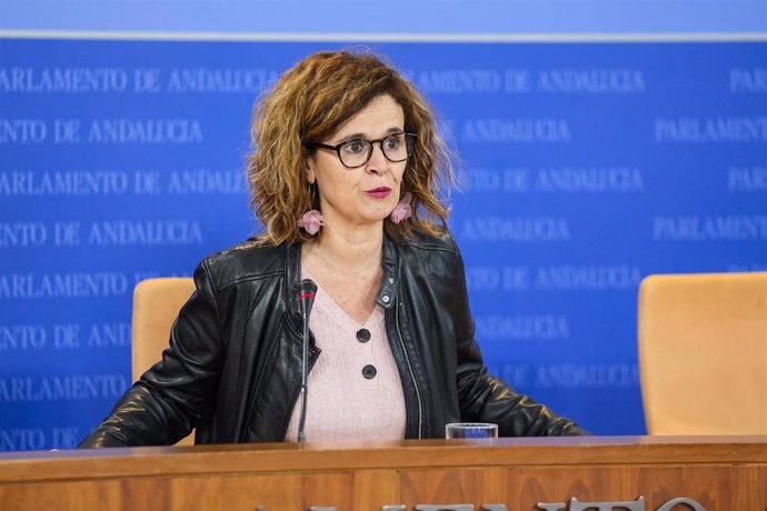 La diputada del Grupo Por Andalucía y coordinadora de Sumar Andalucía, Esperanza Gómez, este miércoles en rueda de prensa. 