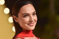 Gal Gadot recibe su estrella en el Paseo de la Fama de Hollywood entre protestas y disturbios por la guerra de Gaza
