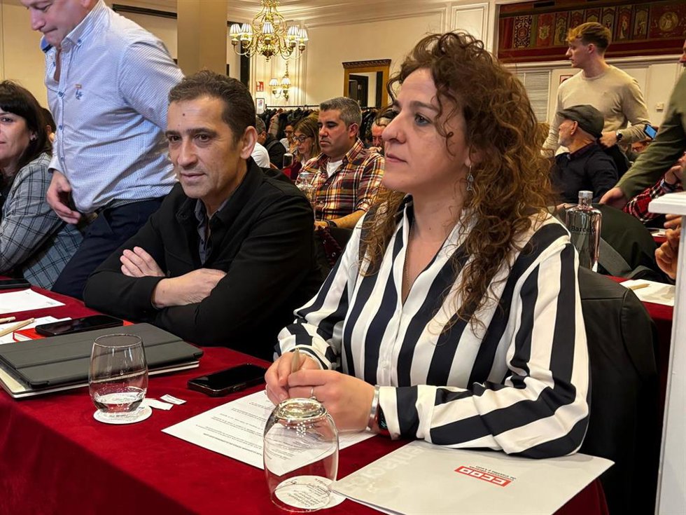 Andrés junto a la secretaria provincial de CCOO en León.