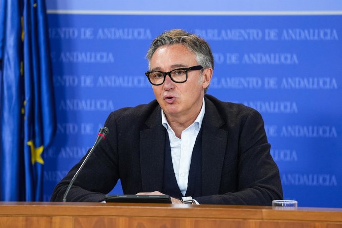 El portavoz del Grupo Parlamentario Vox, Manuel Gavira, durante la ronda de ruedas de prensa de portavoces de los grupos parlamentarios en el Parlamento de Andalucía, a 19 de marzo de 2025 en Sevilla (Andalucía, España). Los portavoces de los grupos parla