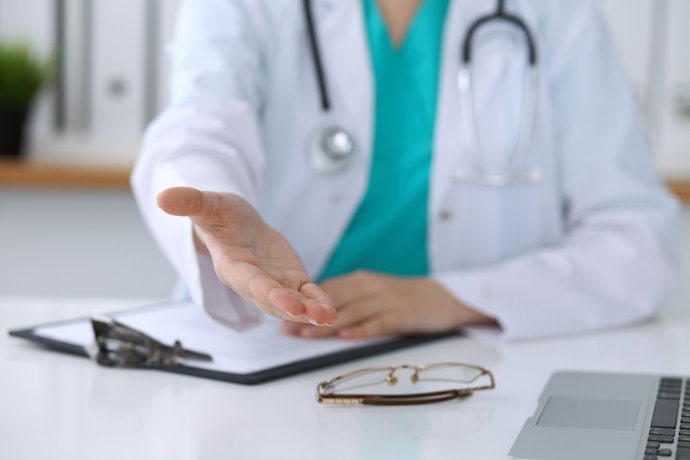 Archivo - Imagen de recurso de un médico de familia.