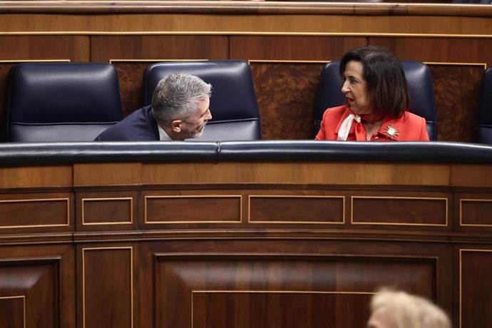 El ministro de Interior, Fernando Grande-Marlaska (i) y la ministra de Defensa, Margarita Robles (d), durante una sesión de control al Gobierno, en el Congreso de los Diputados, a 19 de marzo de 2025, en Madrid (España). 