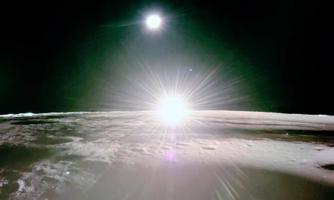 Esta imagem fornecida pela NASA/Firefly Aerospace na terça-feira, 18 de março de 2025, mostra o sol se pondo sobre a lua, com a Terra e Vênus à distância.