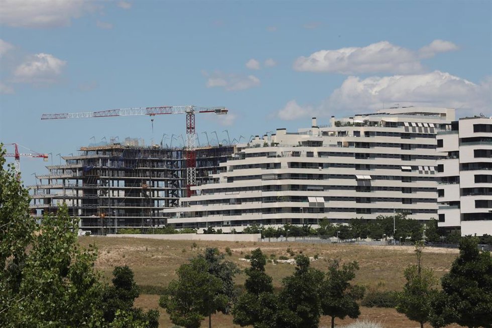 Archivo - Edificio en construcción en Madrid. 