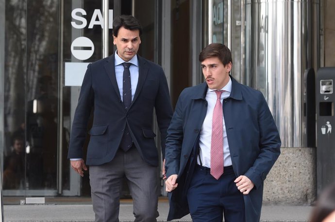 O parceiro do presidente da Comunidade de Madri, Alberto González Amador, deixa os tribunais da Plaza de Castilla em 24 de fevereiro de 2025, em Madri (Espanha). González Amador depõe perante o juiz como pessoa investigada no caso do