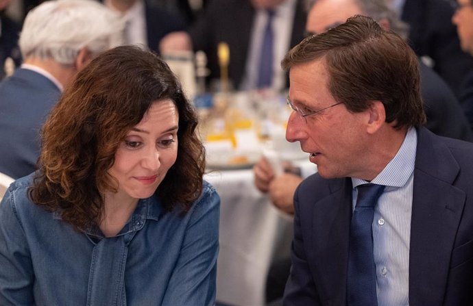Archivo - La presidenta de la Comunidad de Madrid, Isabel Díaz Ayuso y el alcalde de Madrid, José Luis Martínez-Almeida, durante un desayuno informativo 