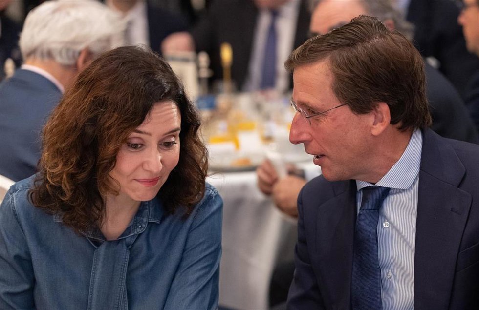 Archivo - La presidenta de la Comunidad de Madrid, Isabel Díaz Ayuso y el alcalde de Madrid, José Luis Martínez-Almeida, durante un desayuno informativo 