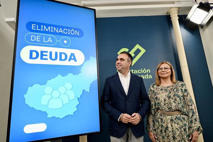 El presidente de la Diputación de Granada, Francis Rodríguez, y la diputada de Economía, Ana Molina.