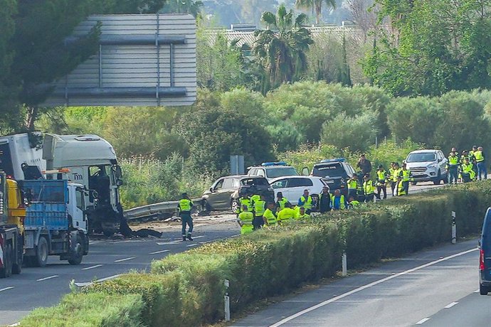 Archivo - Imágenes del accidente ocurrido en Los Palacios, con seis fallecidos, dos de ellos guardias civiles, al arrollar un camión un control en la AP-4, en foto de archivo.