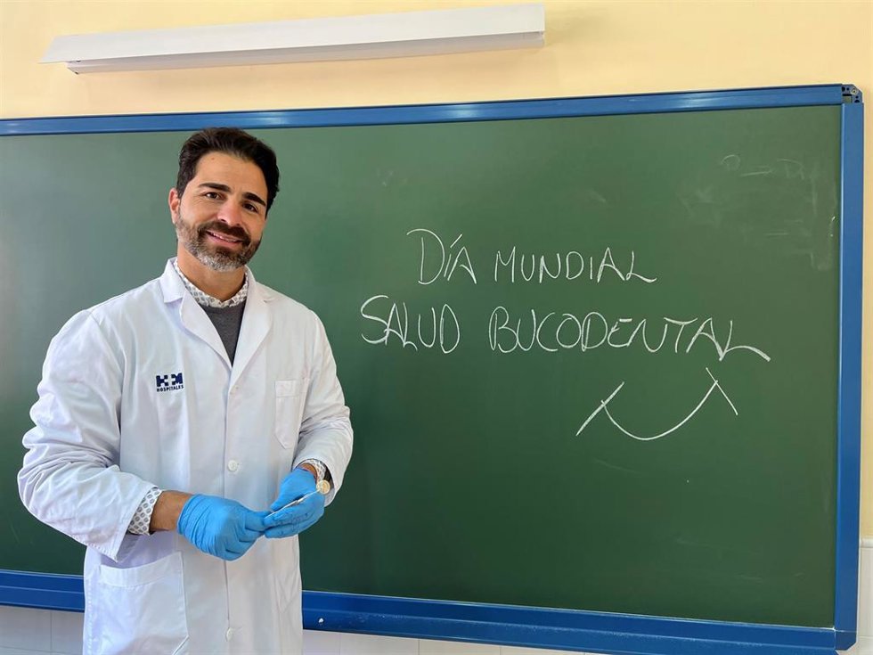 Rosendo Fernández, jefe del servicio de Odontología y Cirugía Maxilofacial del Hospital Internacional HM Santa Elena, durante las revisiones bucodentales