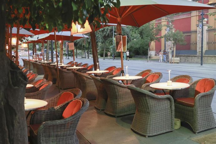 Archivo - Veladores en el centro de Sevilla (imagen de archivo)
