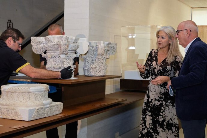 Patricia del Pozo y el director del Conjunto Arqueológico de Medina Azahara, Antonio Vallejo, en una reciente visita al museo del mismo.