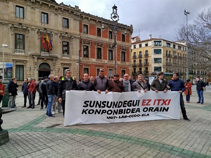 Concentración convocada en Pamplona por el comité de empresa de Sunsundegui