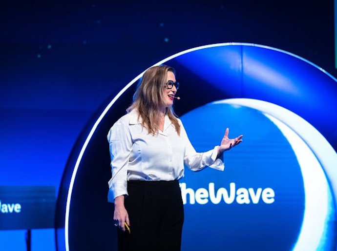 La directora de Políticas Públicas para IA Generativa en AWS para EMEA, Sasha Rubel, durante su intervención en 'The Wave' 2025.