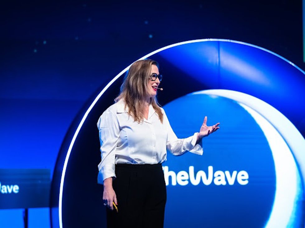 La directora de Políticas Públicas para IA Generativa en AWS para EMEA, Sasha Rubel, durante su intervención en 'The Wave' 2025.