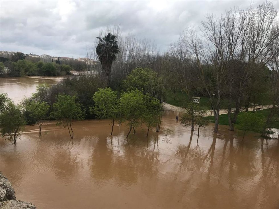 El río Guadiana inunda caminos de la Isla de Mérida.