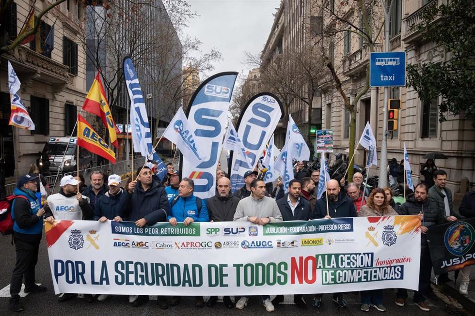 Unos 30 policías y guardias civiles se concentran contra del traspaso de competencias, ante la Delegación del Gobierno en Catalunya en Barcelona
