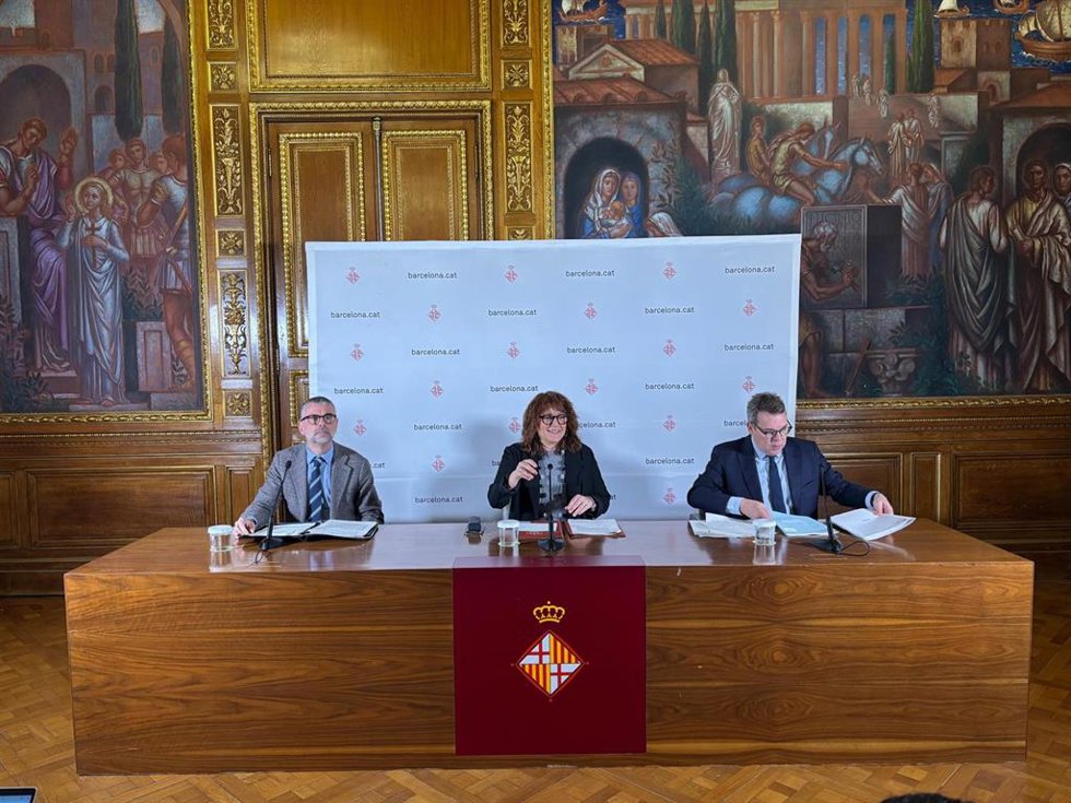 (I-D) El Presidente Del Comit Assessor D'infraestructures Del Consistorio, Santi Vila; La Primera Teniente De Alcalde De Barcelona, Laia Bonet, Y El Ingeniero Jefe Del Ayuntamiento, Oriol Altisench