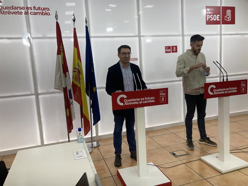Fernando Pablos (i) y Javier García, en rueda de prensa.