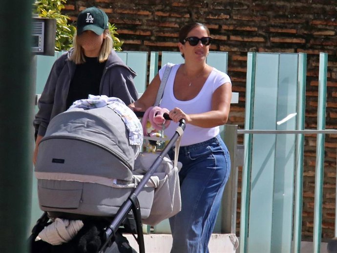 Anabel Pantoja con su hija Alma y su cuñada salen de la clínica donde trabaja David Rodríguez en Córdoba