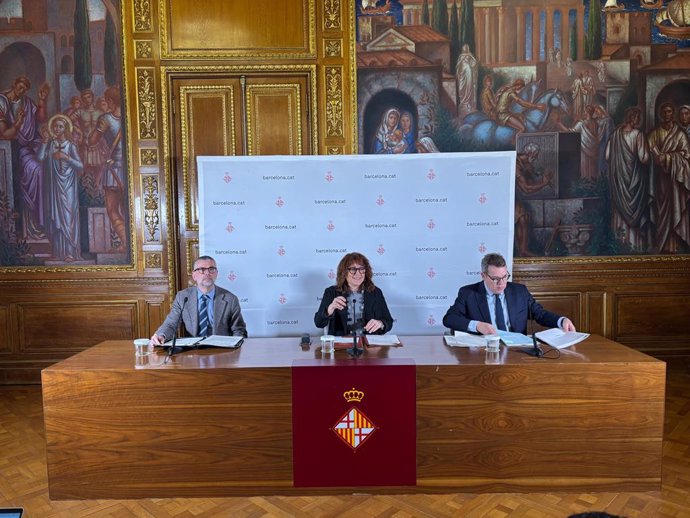 El president del Comitè Assessor d'Infraestructures del consistori, Santi Vila; la primera tinent d'alcalde de Barcelona, Laia Bonet, i l'enginyer en cap de l'Ajuntament, Oriol Altisench