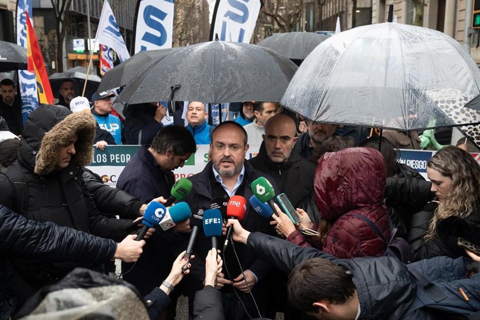 El presidente del PP catalán, Alejandro Fernández, en la concentración de policías y guardias civiles este miércoles
