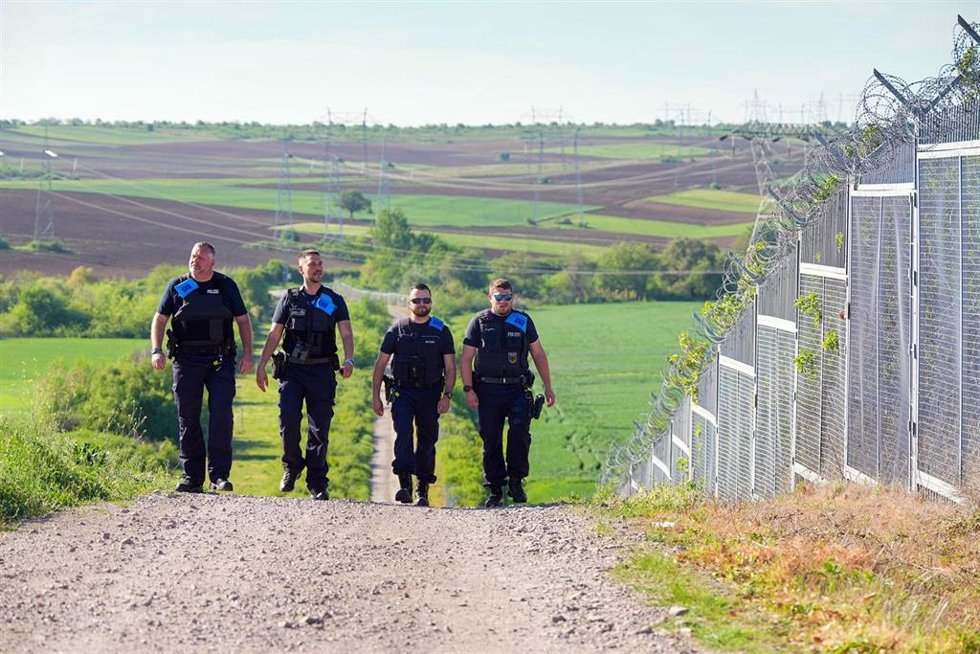 Archivo - 15 April 2024, Bulgaria, Plovdiv: Four German Federal Police officers on Frontex duty walk along the Turkish-Bulgarian "Green Border" during the visit of the German Minister of the Interior and Home Affairs Nancy Faeser's visit. Photo: Soeren 