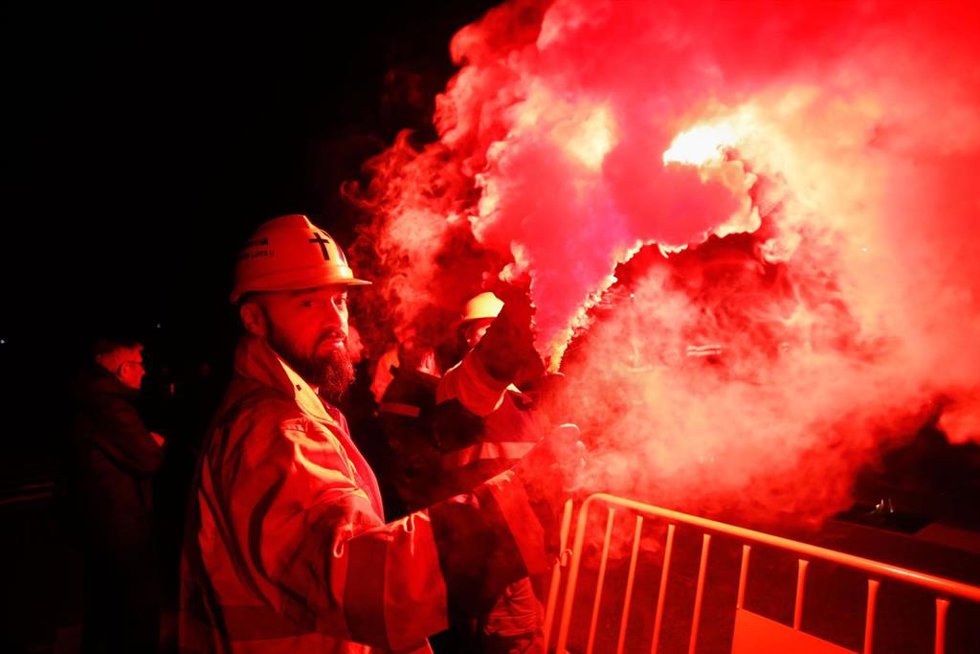 Archivo - Varias personas con botes de humo durante la concentración de los trabajadores de Alcoa por la defensa del futuro de la mariña, en la Plaza de Concello de XOVE de Lugo, a 11 de enero de 2025, en Lugo, Galicia (España). El comité de empresa de 