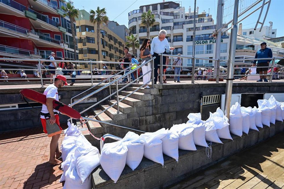 La mar de fondo durante la pasada madrugada inunda el balneario de Tomás Miller en Las Canteras (Gran Canaria)