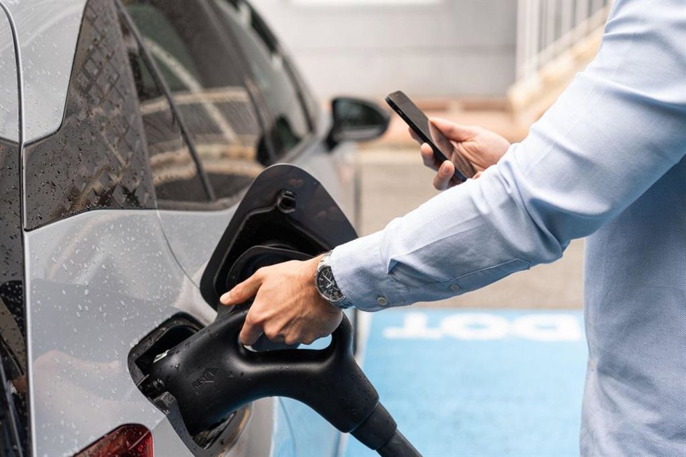 Los fabricantes proponen un decálogo de medidas para acelerar el despliegue de puntos de recarga de vehículos eléctricos. 